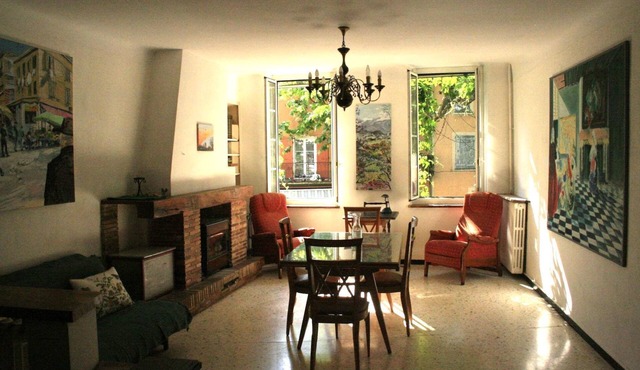 Spacieux Appartement Avec Jardinet Dans Maison D'artiste-peintre en Centre-ville