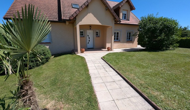 Spacious cottage in Fretigney with garden and billiard, ideal for 8 people