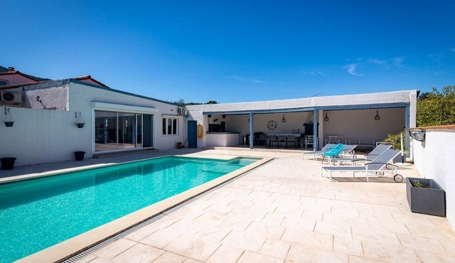 Spacious family home with large outdoor pool area, only 25 min from the beach
