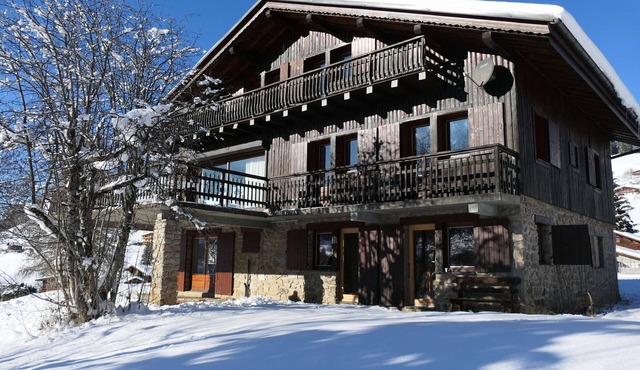 Spacious chalet 8 rooms, 14 people, near slopes, with parking