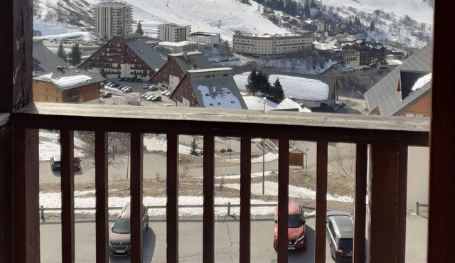 Spacious ski-in ski-out apartment overlooking the mountains