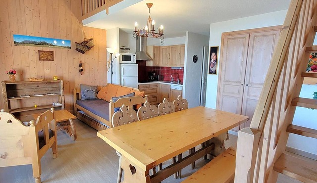 Spacious Duplex Apartment for 8/9 with South-Facing Terrace, Free Wi-Fi, Pet-Friendly