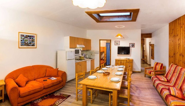 Spacious 10-Person Apartment Near Slopes with Free WiFi, Pet-Friendly, and Optional Services