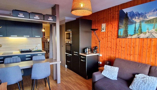 Spacious Studio for 4/6 - Ski, Hikes, South Balcony, Pet-Friendly