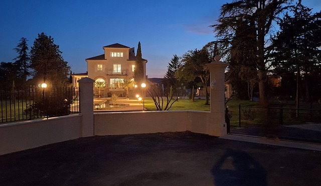 Spacious, air-conditioned mansion, Large private pool15x6, Large park.