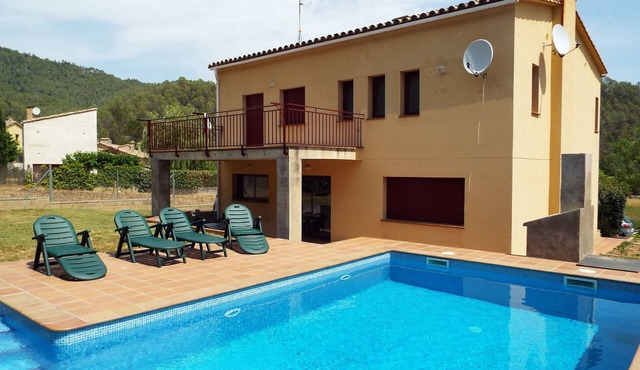 Spacious 5 bedroom house with large private swimming pool and garden