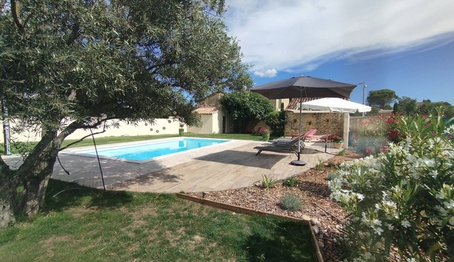 SPACIOUS VILLA with LARGE GARDEN and POOL near AVIGNON