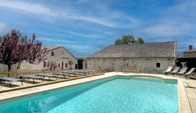 Spacious 5-bedroom house in lovely Saint-André-et-Appelles with heated pool.