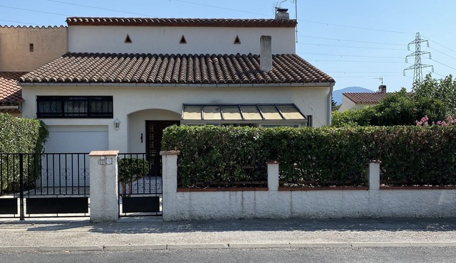 Spacious, well appointed village villa, with private pool - 5 km to Beach