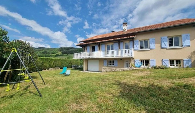 Spacious house with enclosed garden, pets allowed