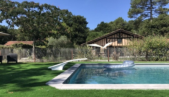 Spacious house in wooded grounds: Swimming pool/Jacuzzi and Tennis court