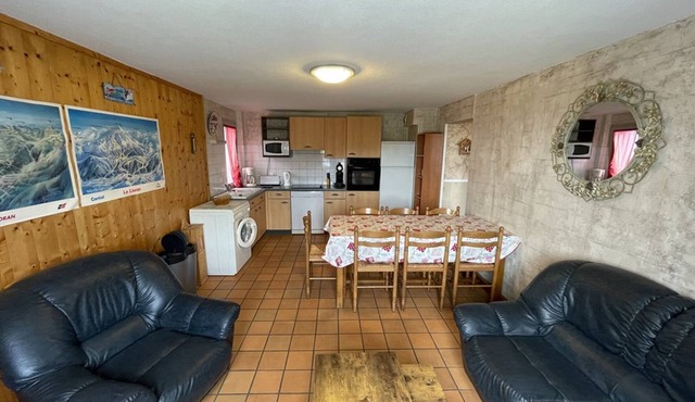 Spacious apartment with pets allowed and free parking