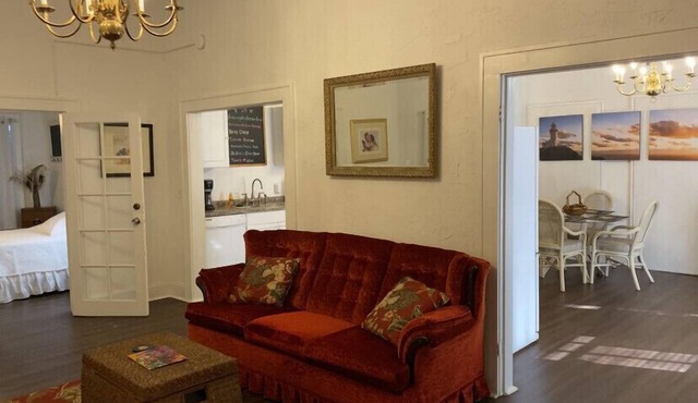 Spacious 1/1 apartment near Stetson, sky diving, river, springs, racing, beaches