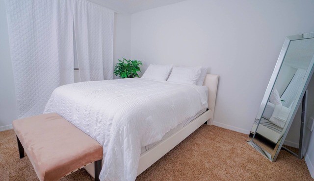 Spacious 1/1 in Pembroke w/pool gym & self parking