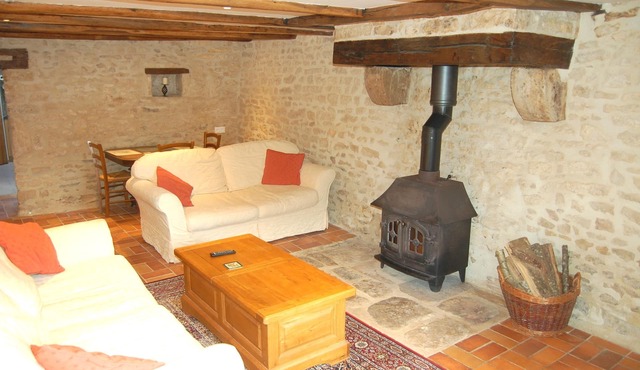 Spacious 1 Bedroom Cottage/Gîte with shared pool in the Charente