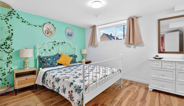 Spacious 1 BD + 1 Den near Marina and Canal