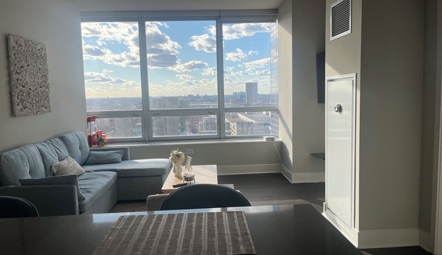 Spacious 1 bd sleeps 4 quiet and near Michigan Ave. free gift