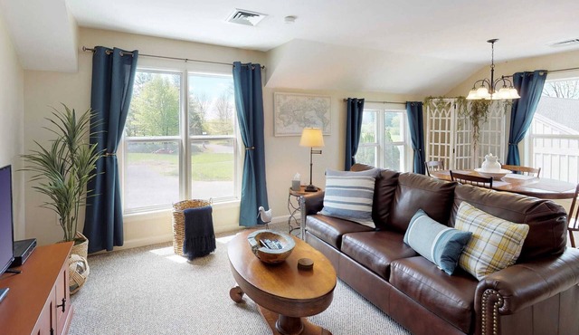 Spacious 1 Bdrm Pet friendly Rental/short walk to Village