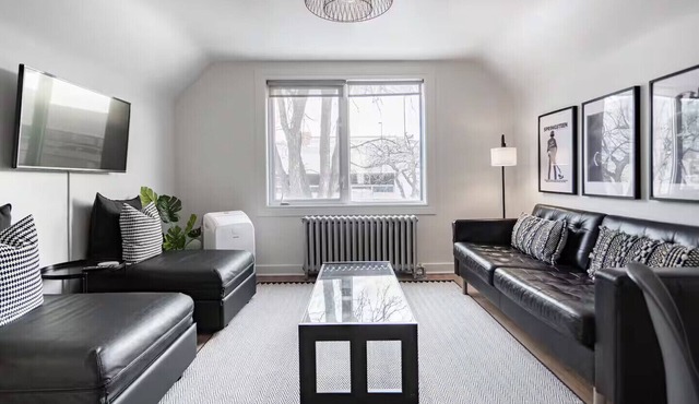 Spacious 1 Bed/1 Bath near HSC and Downtown *Sleeps 4 and Free Parking