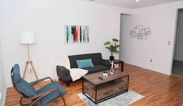 Spacious 1 bed/1bath apt great location w/parking