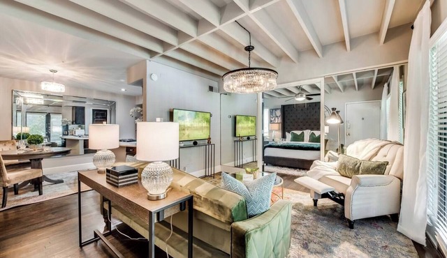 Spacious 1-bed executive condo on Dallas’ historic Swiss Avenue. Enjoy the porch access, high-speed Wi-Fi, king bed with Egyptian-cotton linens, and modern design with upscale finishes—perfect for morning coffee, remote work, or relaxing evening