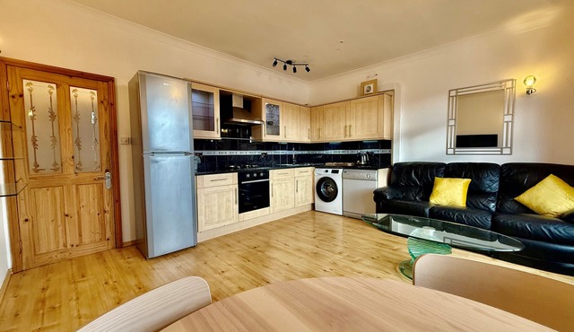 Spacious 1 Bed Flat - Free Parking - Great Area