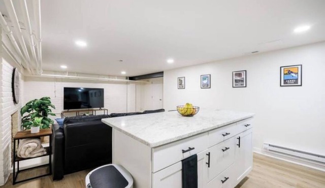 Spacious 1 bedroom, 1 bathroom unit w/private entrance, on site parking+laundry