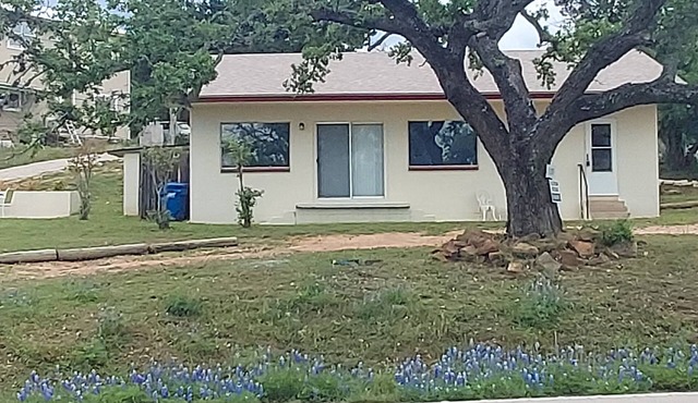 Spacious 1 bedroom 1 bath house sleeps 5 one block from Burnet County Boat Ramp