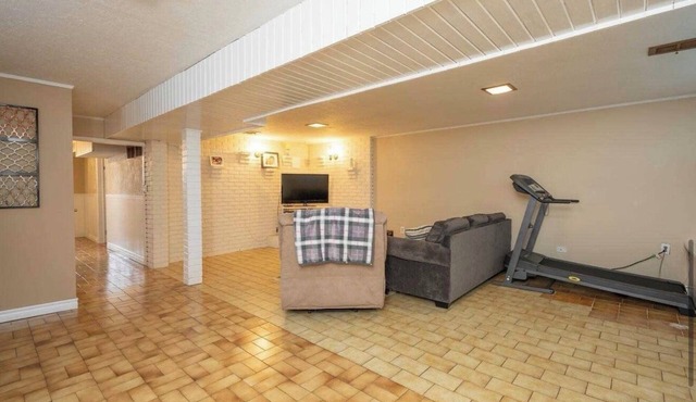 Spacious 1 bedroom apartment, excellent location, separate entrance,safe & clean