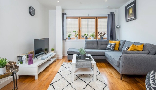 Spacious 1 Bedroom Apartment in Heart of the City - Pass the Keys