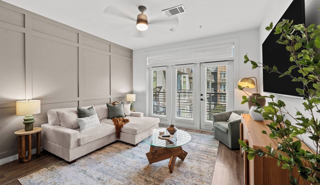 Spacious 1-Bedroom Apartment with Work Desk & Monitor. 10 Minutes From Downtown!