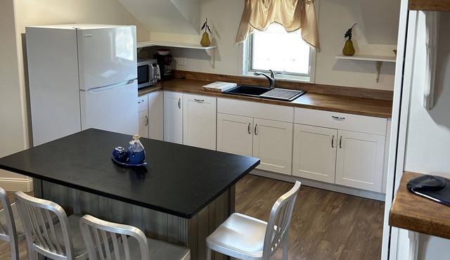 spacious 1-bedroom apartment in enchanting Chazy with WiFi