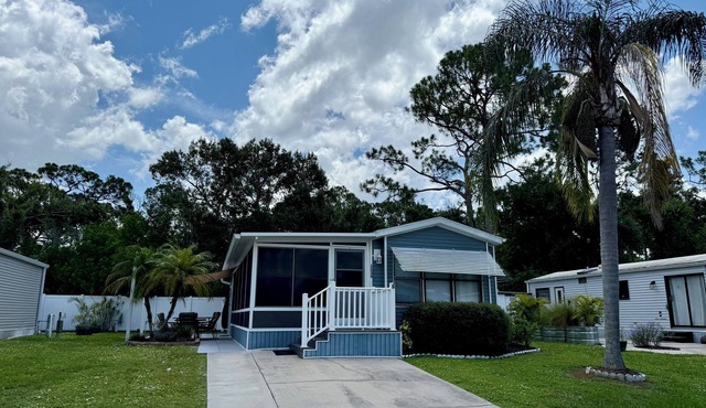 Spacious 1-bedroom bungalow in Sarasota with AC, resort amenities included.