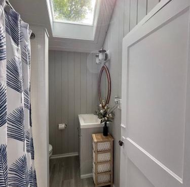 Spacious 1 Bedroom Cottage Close to Everything 1