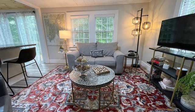 Spacious 1 Bedroom Cottage Close to Everything 3