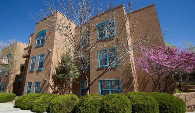 Spacious 1 Bedroom Deluxe Suite w/ Resort Pool ,WiFi & More
