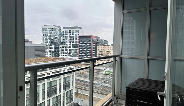 Spacious 1 bedroom + den w/parking