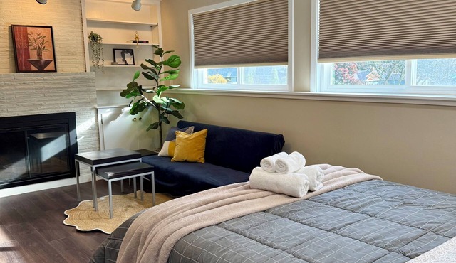 Spacious 1-bedroom guest suite in charming Edmonds near Light Rail, freeway