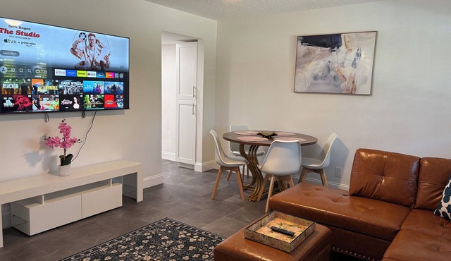 Spacious 1-bedroom apartment with WiFi, AC in lovely East Delray Beach