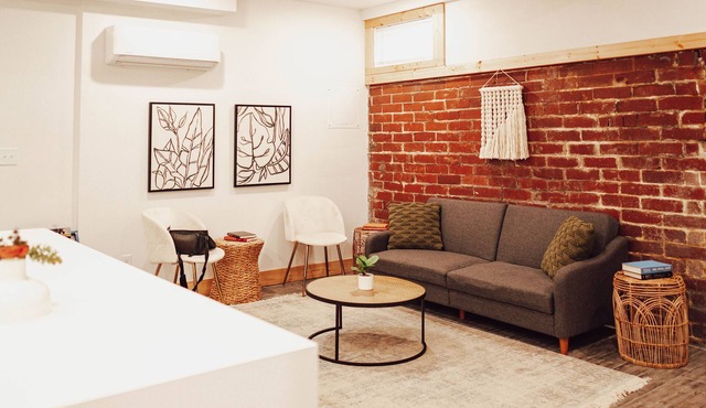 Spacious 1 bedroom rental unit in Historic Tree Streets