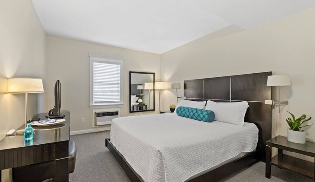 Spacious 1-Bedroom with King & Double Beds (301)