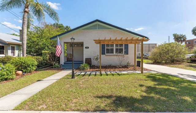 Spacious 1 block to Downtown Mt. Dora "The Brick Haven" with Garage Gameroom!