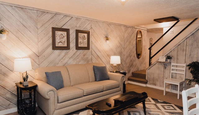 Spacious 1 BR Apt w/office+kitchen near Liberty and poplar