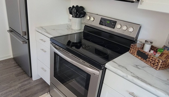 Spacious 1 BR Carriage House - 2 min walk to MSQC