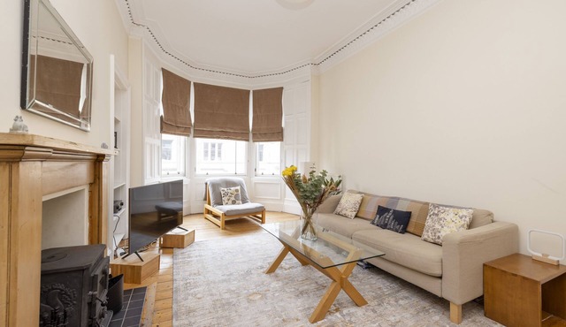 Spacious 1-BR Flat near Meadows and city centre