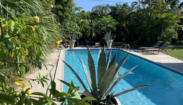 SPACIOUS 1-LEVEL HOME-WEST PALM BEACH NORTH-HEATED POOL-TROPICAL GARDEN-SLEEPS 8