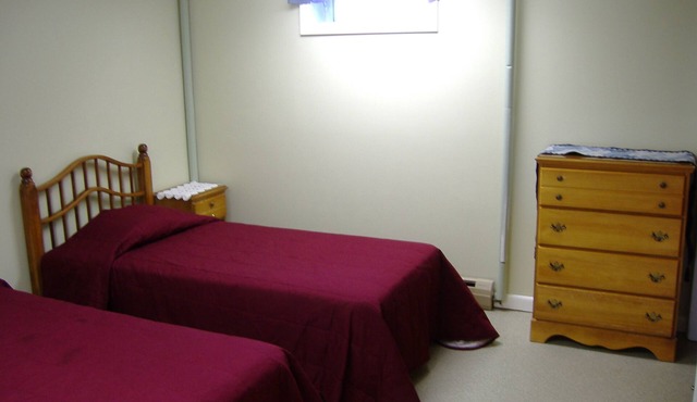 Spacious 10-bedroom bed & breakfast in peaceful Cushing with AC