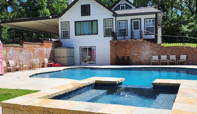 Spacious 10-bedroom Compound with Pool, Hot tub and strong Wi-fi