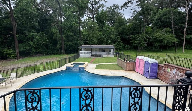 Spacious 10- Bedroom House Vibrant Memphis With Pool