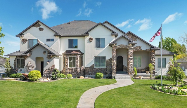 Spacious 10-bedroom Luxury Home with Fitness and Game room in charming Bluffdale